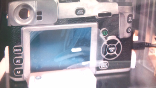 Mặt sau của máy với kính ngắm kiểu rangerfinder, Màn hình LCD có thể mang kích thước 3 inch.