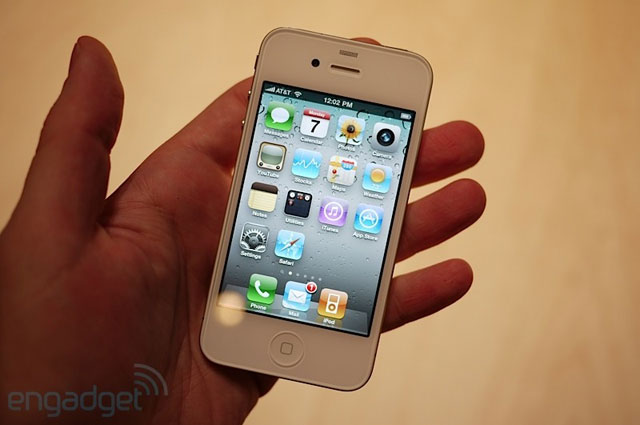 iPhone 4S đến Trung Quốc vào thứ Sáu ngày 13 