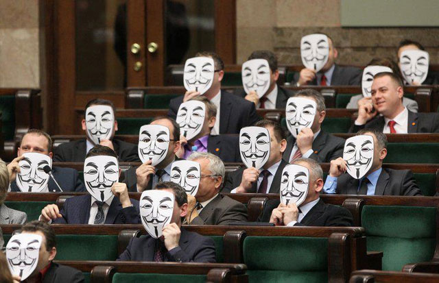 Một số nghị viên Ba Lan đã đeo mặt nạ Guy Fawkes của nhóm tin tặc Anonymous