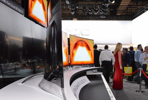 TV OLED màn hình uốn cong đầu tiên thế giới