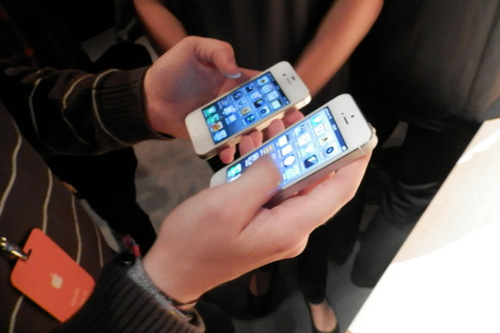 Apple giảm đơn hàng linh kiện do sức mua iPhone 5 yếu