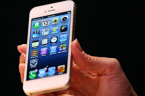 Cổ phiếu Apple giảm giá sau tin đồn iPhone 5 "ế"