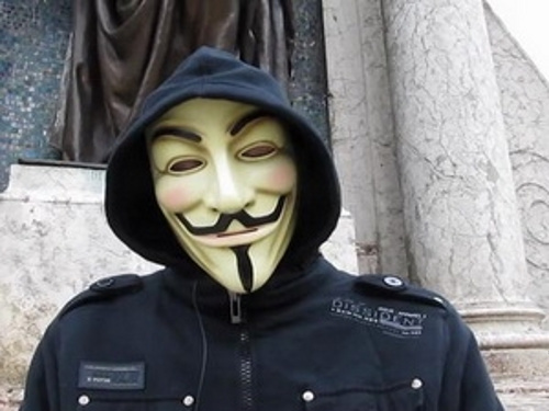 Anh kết án tù hai tin tặc trong nhóm Anonymous