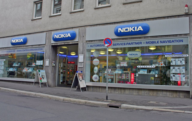 Trên thị trường điện thoại di động thế giới, Nokia vẫn giữ ngôi đầu nhưng đã bị giảm thị phần.