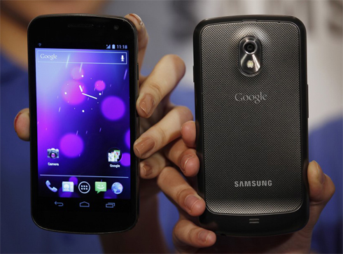 Samsung Galaxy Nexus chạy hệ điều hành Android 4.0 đầu tiên.