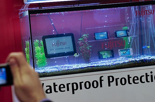 Điện thoại và máy tính bảng ngâm nước của Fujitsu (Nguồn: AFP)