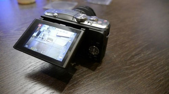 Máy ảnh mirrorless có NFC và Wi-Fi xuất hiện