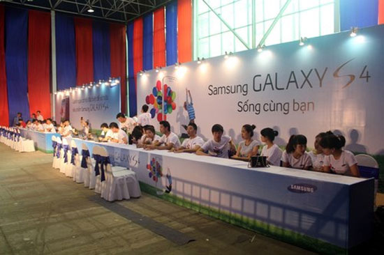Hàng trăm người xếp hàng qua đêm chờ mua Galaxy S4