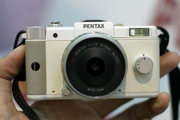 Pentax Q giảm giá gần một nửa còn 499 USD