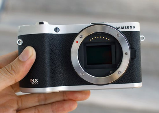 Máy ảnh mirrorless Samsung NX300 chụp 3D giá 17,9 triệu đồng