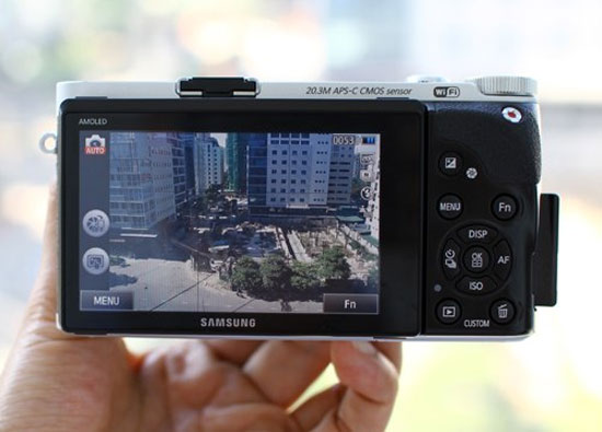 Máy ảnh mirrorless Samsung NX300 chụp 3D giá 17,9 triệu đồng