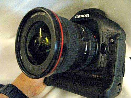 Phiên bản EOS chuyên nghiệp mới của Canon mang cảm biến 16 triệu điểm ảnh. Ảnh: Cnet.
