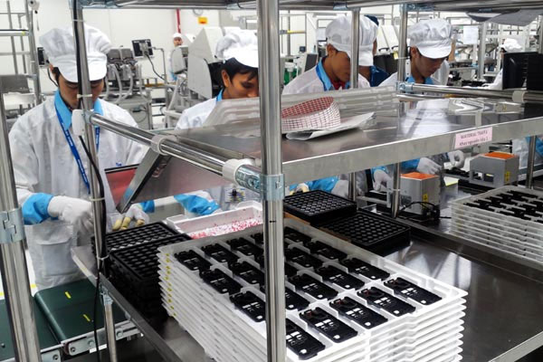 Cận cảnh nhà máy sản xuất điện thoại Nokia ở Việt Nam