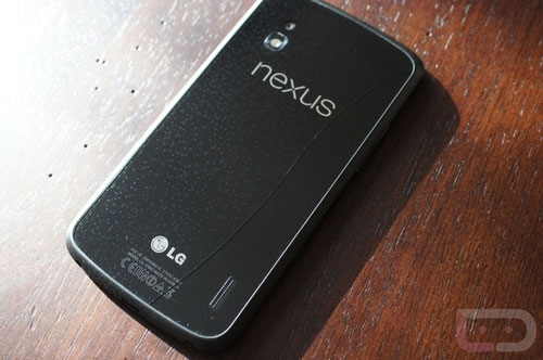 Nắp lưng Nexus 4 nứt vỡ vì thay đổi nhiệt độ