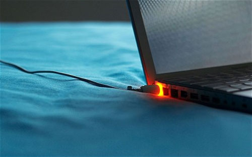 Cắm sạc laptop khi pin đã đầy có gây hại không?