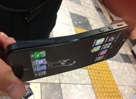 iPhone 5 bị chê vỏ mềm nên dễ cong và gẫy